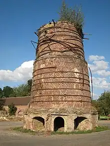 Four à chaux de la sucrerie de Francières. Bâtiment cylindrique construit en briques.