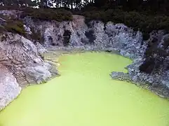 Étang jauni par le soufre