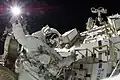 Sunita Williams semble ici brandir le soleil par un effet d'optique, alors qu'elle effectuait la troisième sortie extravéhiculaire de sa deuxième mission.