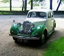Berline de sport Dix, quatre portes et quatre vitres latérales de 1946 "une Hillman Minx dans un costume de fête"