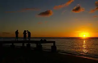 La plage de L'Hermitage donnant sur l'Ouest, les couchers de soleil y sont très prisés.