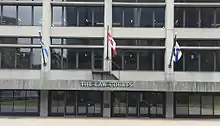 Photographie de la façade d'un bâtiment portant l'inscription « THE LAW COURTS » au-dessus de la porte d'entrée