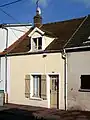 Modeste maisonnette fidèlement restaurée, représentative de la majorité de l'habitat traditionnel de Survilliers (rue Pasteur).