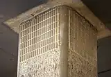 Béton traité et non traité sur un pilier.