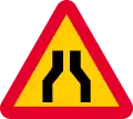La route se rétrécit des deux côtés