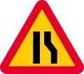 La route se rétrécit sur la droite