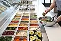 Le comptoir d'un restaurant Sweetgreen.