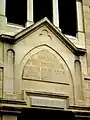 Inscription au-dessus de la porte d'entrée