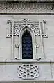 Exemple d'un vitrail du bâtiment, vu de l'extérieur.