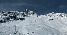Partie haute du tracé de la télécabine, rejoignant la cime Caron.