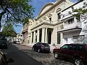 La rue longe le Teatro Larrañaga.