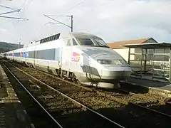 Le TGV 2571 Paris – Remiremont, assuré par la rame 506, traverse la gare.