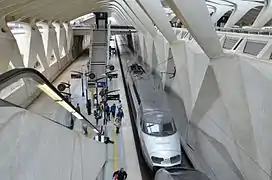 Vue d'un quai de la gare de Lyon-Saint-Exupéry TGV, avec un TGV Paris&nbsp;– Milan.