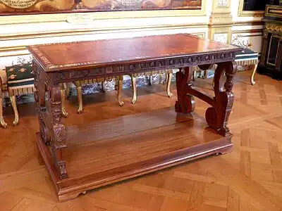 Table en cep de vigne massif aux armes des Montmorency (XVIe siècle)