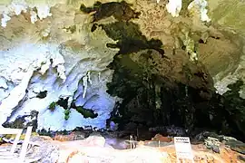 Travaux de réhabilitation de la grotte de Tabon.