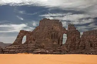 Fenêtres naturelles dans la formation rocheuse de la Cathédrale