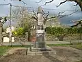 Le monument aux morts du village.