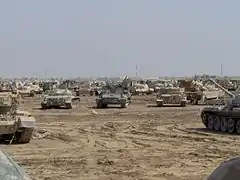 Quelques-uns des centaines de blindés irakiens, hors d'état de combattre faute de pièces de rechange, dans le camp militaire de Taji&nbsp;(en).