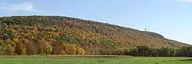 Vue de Talcott Mountain et Heublein Tower, à droite, depuis la vallée de la rivière Farmington.
