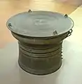 Tambour de bronze décoré de quatre groupes de trois grenouilles (Chine du Sud), vers le VIe&nbsp;siècle apr. J.-C.