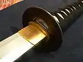 Tsuba simple sur un katana moderne.