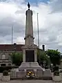 Le monument aux morts devant l'église Saint-Romain (juin&nbsp;2013).