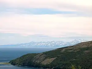 Cap Vostochny, avec la baie Batareynaya et le cap Tchikirov en arrière-plan.