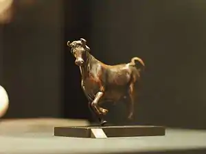 Taureau marchant (vue de trois-quart), symbole de Zeus ou d'un dieu de l'orage, sculpture, Ier  ou  IIe&nbsp;siècle, bronze, Syrie (AO 4781).
