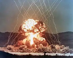 Formation d'un champignon atomique à la suite de l'essai MET.