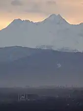 Mont Teboulo depuis Ilaskhan-Iourt&nbsp;(ru).