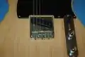 Chevalet d'une guitare électrique de type Telecaster. Les longues vis permettent de régler l'intonation, les petites vis incrustées dans les 3 petits chevalets, la hauteur.