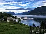 Bateaux et maisons sur le rivage.