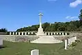 Esplanade surélevée au nord du cimetière.