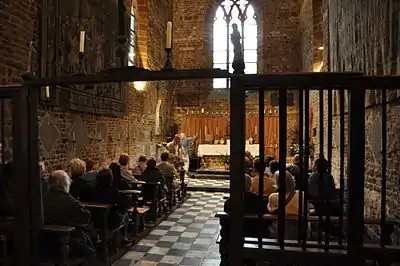 L'intérieur de la chapelle lors de la visite bisannuelle. Sur cette image on aperçoit très bien, encastrées dans les murs, les pierres tombales qui rappellent la mémoire des prieures et membres de la communauté religieuses enterrés dans l'enceinte du monastère aux XVIIe et XVIIIe&nbsp;siècles.