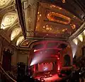 Théâtre Rialto vue du  balcon sur la scène, le plafond et son vitrail