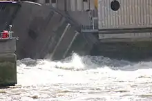 Porte abaissée, se trouve dans l'eau