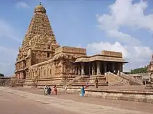 Vue du vimāna H : 72 m. Le Temple de Brihadesvara, sur sa base H : 16 m.