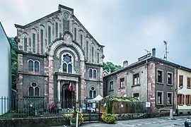 La synagogue, son parvis la maison du rabbin. Une soucca, visible dans la cour près de la grille