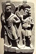Vajrapani en Grec avec vajra et chamara (chasse-mouches), portant un chiton. Gandhara, IIe siècle. Berlin