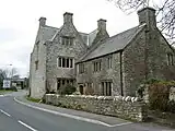 La Grande Maison, ou Ty Mawr en gallois (fin du XVe&nbsp;siècle avec ajouts du XVIIe) associée à la famille Nicholl, éminente noblesse terrienne locale.