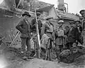 Un enfant français tenant un Tankgewehr capturé par les troupes britanniques.