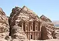 La façade du Deir est haute de 42&nbsp;m.