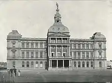 Photographie d'un imposant bâtiment à trois étages