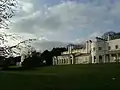 Le petit manoir avec le grand manoir en arrière-plan à gauche.
