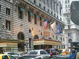 Entrée principale du St. Regis sur E. 55th St.