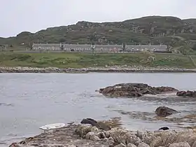 Cottages du Northern Lighthouse Board sur la côte septentrionale d'Erraid vus depuis le Ross of Mull.