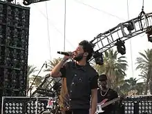 Un chanteur sur scène