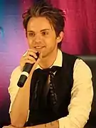 Thomas Dekker interprète Adam Conant.