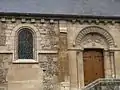 La porte latérale.