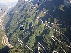 Vue de la «&nbsp;route vers le Ciel » depuis le téléphérique.